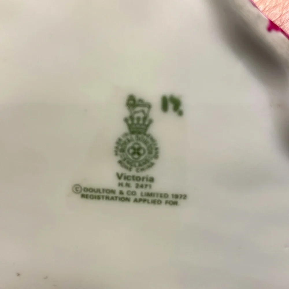 Victoria Porcelain Figurine - Picture 10 of 11